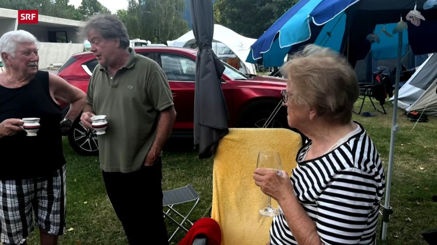 Jeden Sommer lebt die fünffache Mutter fünf Wochen im Zelt im Tessin – dort findet sie Begegnungen, Erholung und Gemeinschaft.