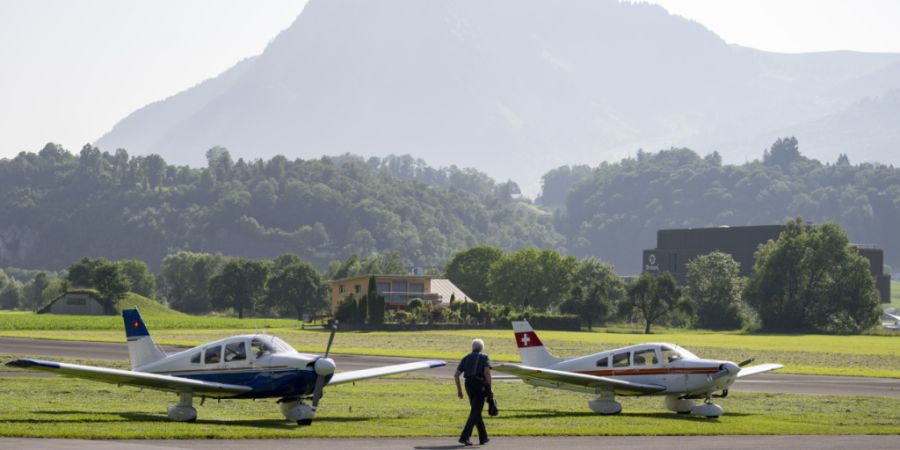 Wie lange auf dem Flugplatz Kägiswil OW noch Kleinflugzeuge abheben und landen können, ist derzeit unklar. (Archivbild)
