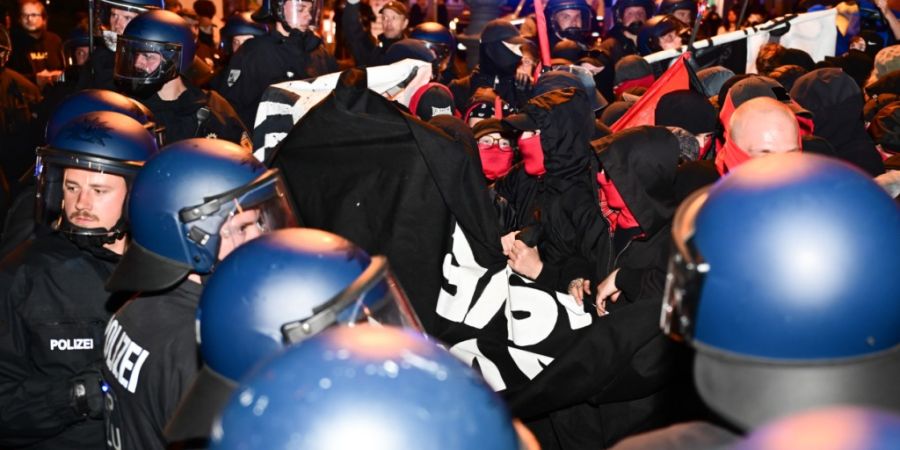 dpatopbilder - Polizeibeamte geraten kurz vor Ende der Demonstration «Revolutionärer 1. Mai - Freiheit. Frieden. Solidarität.» mit Teilnehmern aneinander. Am 1. Mai finden bundeswei...
