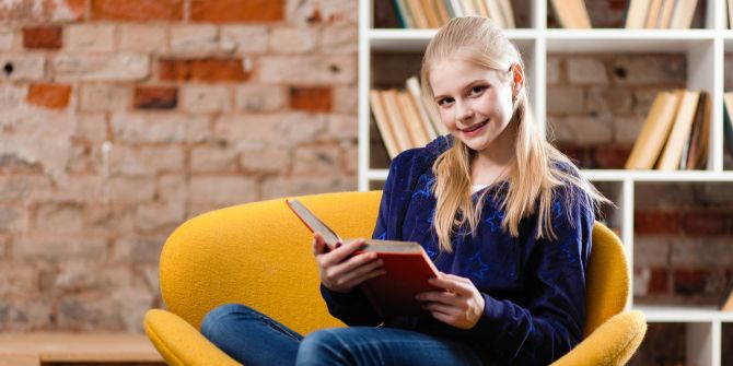 Stuhl Mädchen Buch Bücherregal