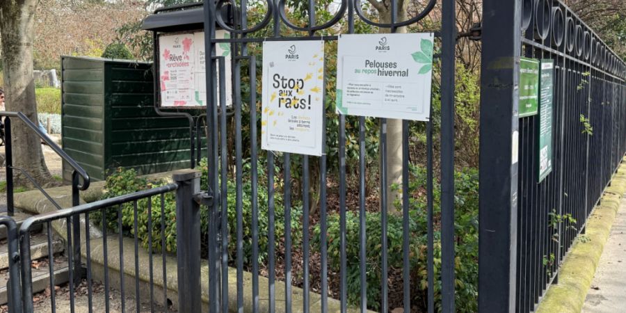 Ein Schild in einem Pariser Park mahnt die Menschen im Kampf gegen Ratten, keine Abfälle auf den Boden zu werfen, die die Nager anlocken, sondern in die Mülltonne zu tun. Foto: Michae...