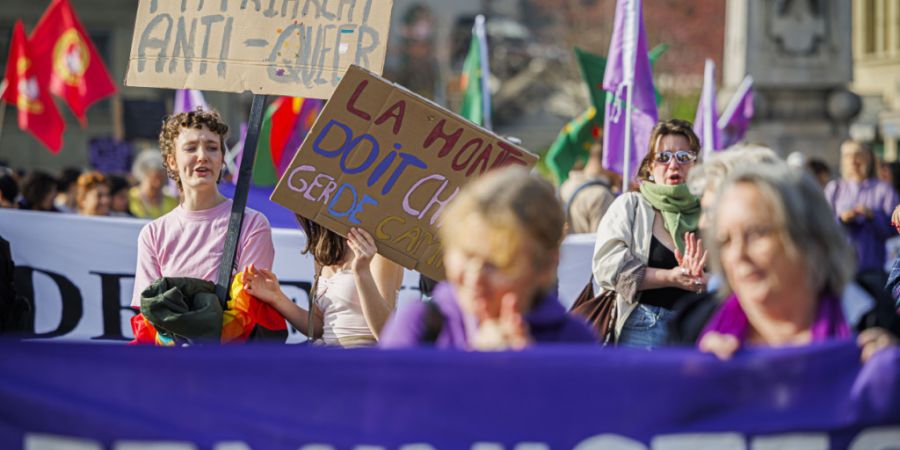Rund 3000 Personen sind am Samstag in Lausanne dem Aufruf des Kollektivs «Grève féministe Vaud» (Feministischer Streik Waadt) gefolgt.