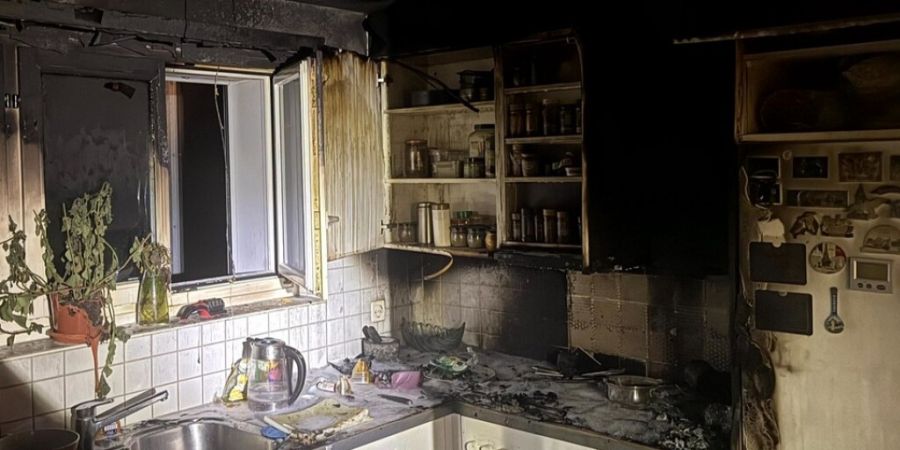 Die Feuerwehr der Stadt Schaffhausen löschte den Brand in einer Küche nach Angaben der Polizei rasch.