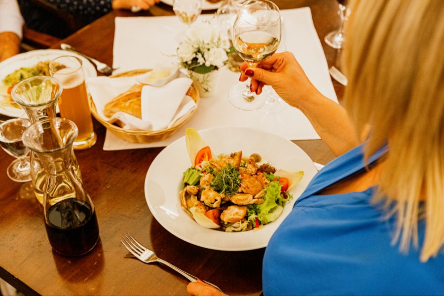 Wer es lieber etwas leichter mag, findet auf dem Menü auch Salat.