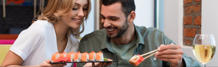 Frau, Mann, Sushi essen