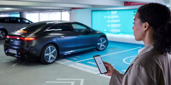 Sieben Mercedes-Benz-Modelle sind bereit für die Zukunft des Parkens – mit Intelligent Park Pilot zum vollautomatisierten, fahrerlosen Parken. INTELLIGENT PARK PILOT