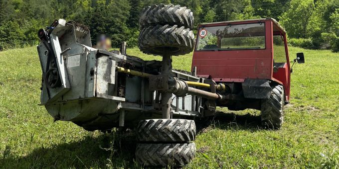 Fahrer (40) verletzt - Motorkarren kippt in Vadura SG