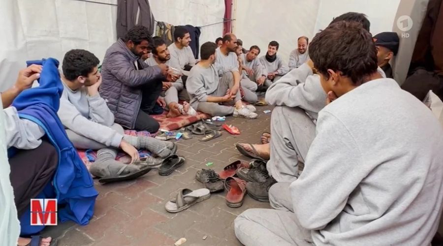 Zurück im Gazastreifen erkennt man die Ex-Häftlinge anhand ihrer grauen Trainingsanzüge, die sie in Haft tragen mussten.