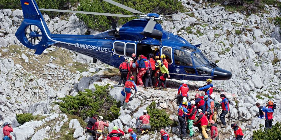 Rettungskräfte tragen am 19.06.2014 am Untersberg bei Marktschellenberg (Bayern) nahe des Einstiegs der Riesending-Schachthöhle den verletzten Höhlenforscher Johann Westhauser auf einer Trage in einen Helikopter der Bundespolizei.