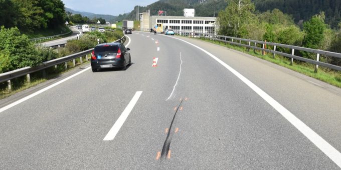 Domat/Ems: Motorrad kollidiert mit Sattelmotorfahrzeug. Unfall GR