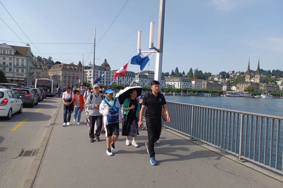 Der Sommer ist da – jetzt strömen wieder viele Touristinnen und Touristen in die Schweiz. Abgebildet: Eine Gruppe in Luzern Mitte Juni.