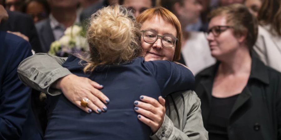 Die wiedergewählte Fraktionschefin der Grünen, Aline Trede, tröstet die abgewählte Natalie Imboden, kurz nach Bekanntgabe der Wahlresultate am 22. Oktober 2023 im Rathaus in Bern.