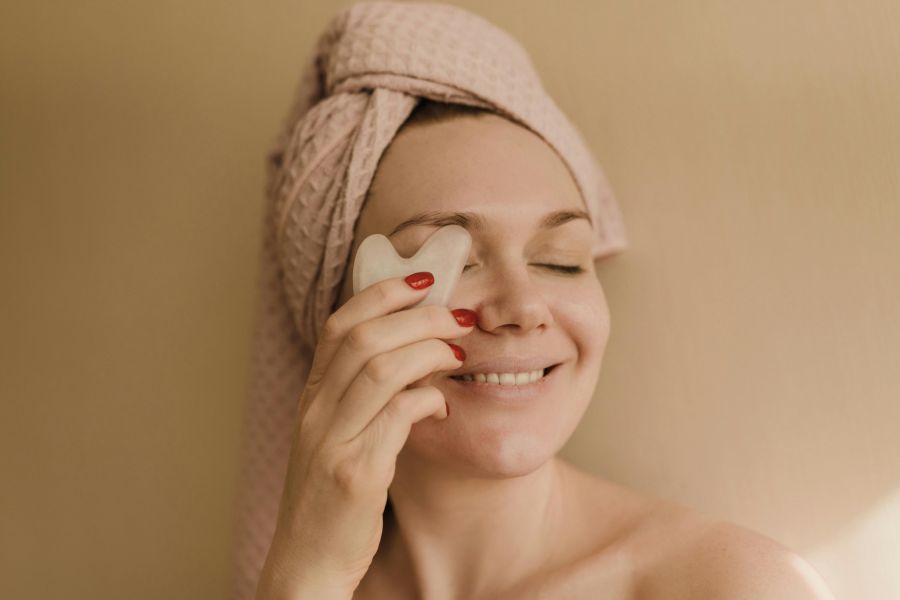 Die sanfte Alternative? Gua Sha Gesichtsmassagen sollen Falten glätten – ganz ohne Spritze.