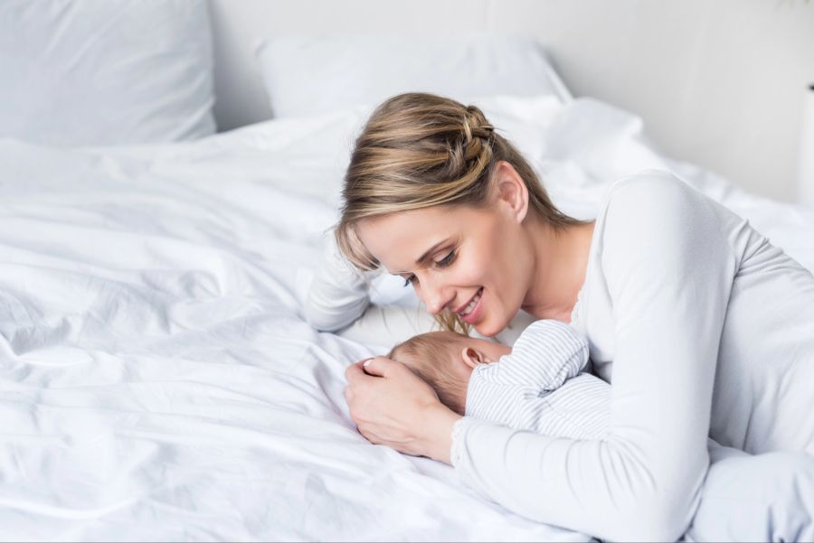 Mutter mit Baby auf einem Bett