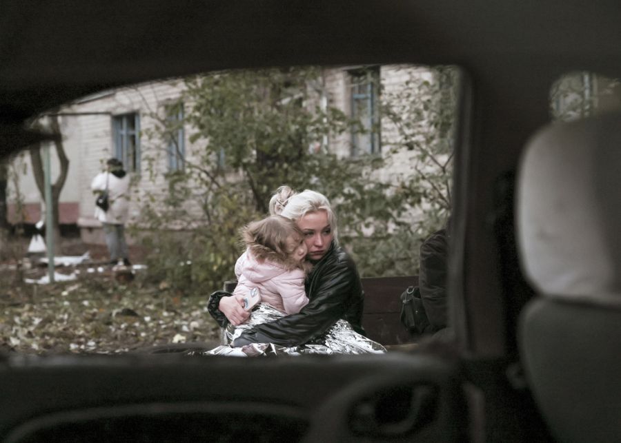 Der Plan sieht unter anderem vor, dass die Ukraine ihre Streitkräfte um 50 Prozent verkleinert. (Im Bild: Eine Frau mit Kind in Saporischschja im Oktober 2025)