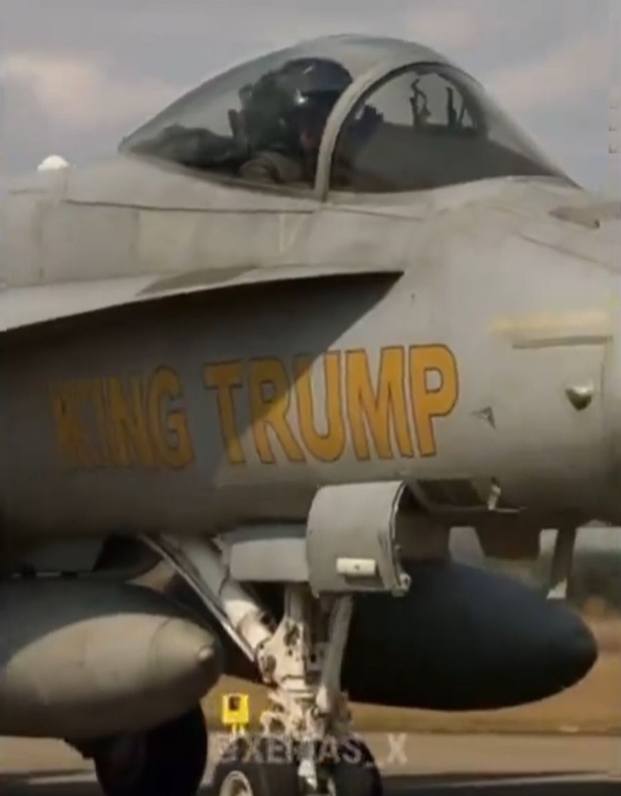 Der Jet im KI-Video fliegt mit der Aufschrift «King Trump» über die Protestierenden.