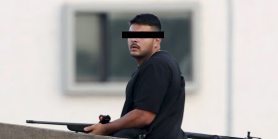 Die beiden Schützen hatten auch Sprengsätze installiert, die sich jedoch nicht auslösten. Der Vater wurde am Tatort erschossen, der Sohn (im Bild) schwer verletzt gefasst und ins Spital eingeliefert.