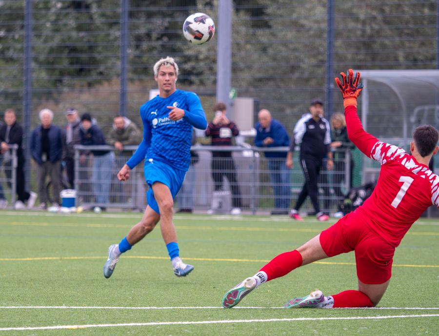 Luca Berghuis (FC Weissenstein) trifft mit seiner zweiten Ballberührung zur 2:0-Führung gegen Interlaken und ...