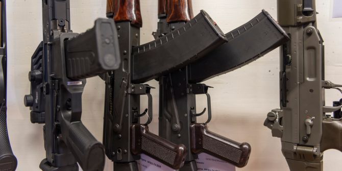 Waffen Pistole Sturmgewehr 90