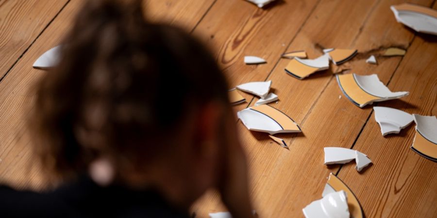 Das Basler Parlament hat Geld für die Ausweitung der Präventionsarbeit zu häuslicher Gewalt gesprochen. (gestellte Szene, Symbolbild)