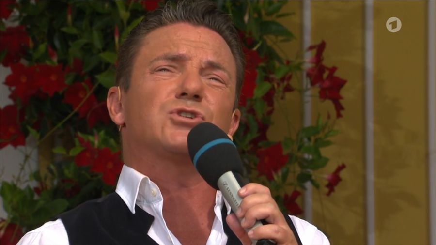 Später in der Sendung richtete Stefan Mross dann auch musikalische Worte an seine Mutter.