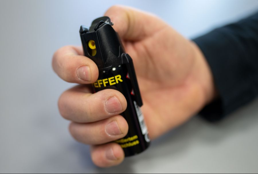 Doch eine Alternative zum Pfefferspray, der Schlumpf-Spray, dient zur Selbstverteidigung.