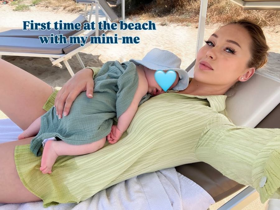 Yuliya Benza geniesst mit Söhnchen Malik die Zeit am Strand.