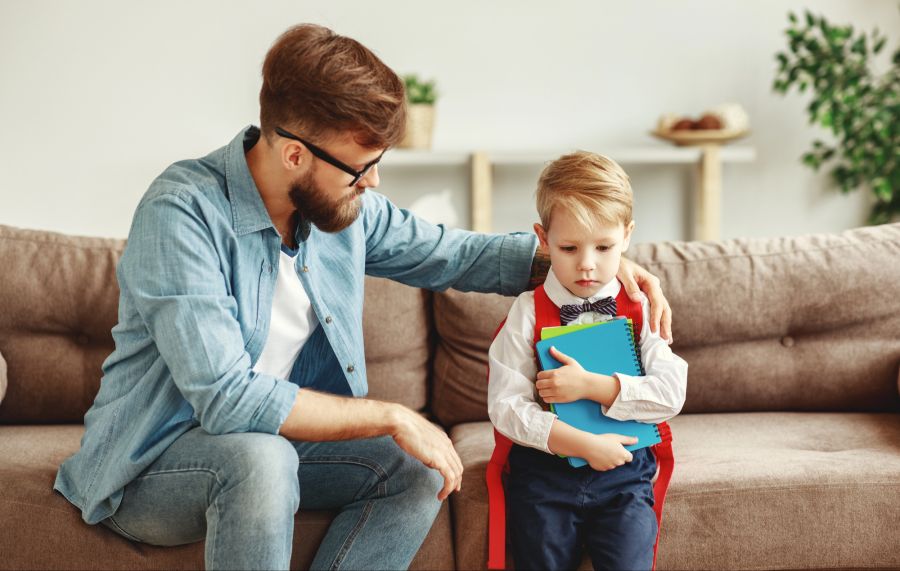 Vater tröstet traurigen Sohn