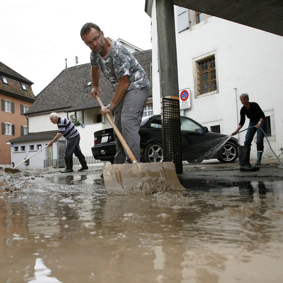Neben Wasser brachte die Flut auch sehr viel Schlamm. (Archivbild)