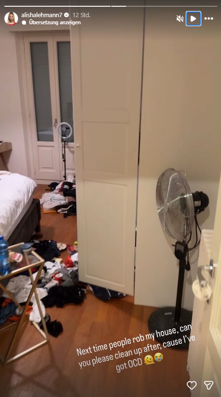 «Nächstes Mal, wenn ihr bei mir zu Hause einbrecht, räumt bitte wieder auf, denn ich habe OCD», schreibt die Fussballerin in ihrem Post.
