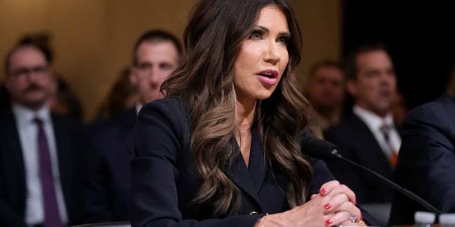 ARCHIV - US-Heimatschutzministerin Kristi Noem spricht vor dem Heimatschutzausschuss des Repräsentantenhauses auf dem Capitol Hill. Foto: Mark Schiefelbein/AP/dpa