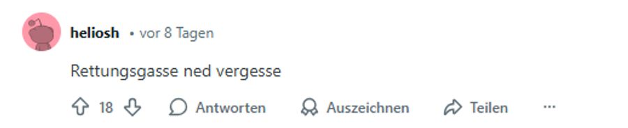 Mit ordentlich Humor reagieren Nutzerinnen und Nutzer auf den vermeintlich im Stau stehenden Zug.