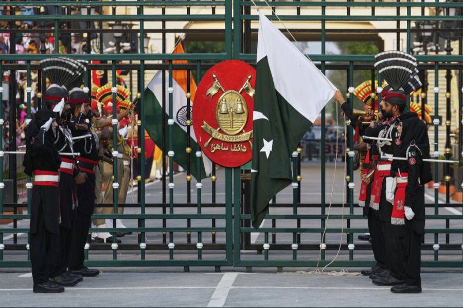 Dazu gehört auch eine grosse Zeremonie und prunkvolle Militäruniformen.