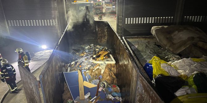 Brand in Abfallmulde