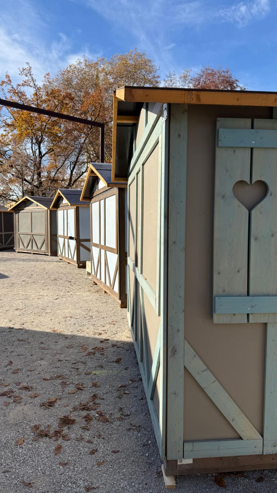 Schon bald werden sich Weihnachtsmarkt-Begeisterte bei diesen Holzhütten mit Geschenken eindecken können.