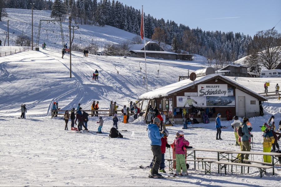 An den Weihnachtstagen bleibt es neblig, in den Bergen scheint die Sonne.