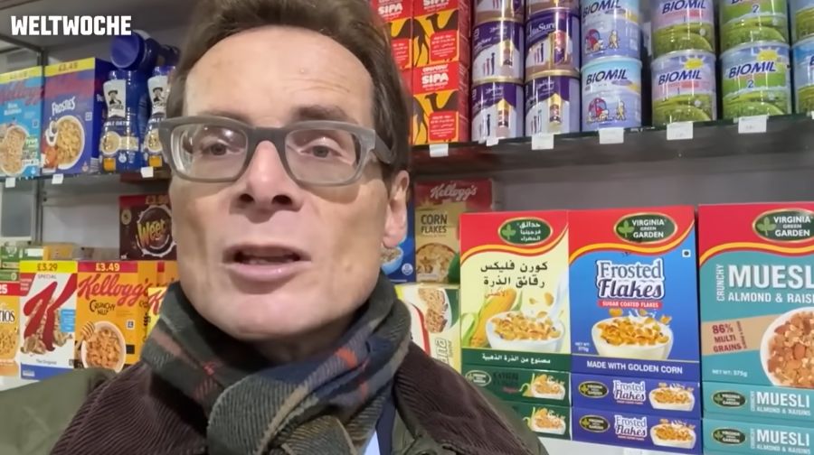 Roger Köppel staunt, dass es im Supermarkt sogar Kellogg's zu kaufen gibt.