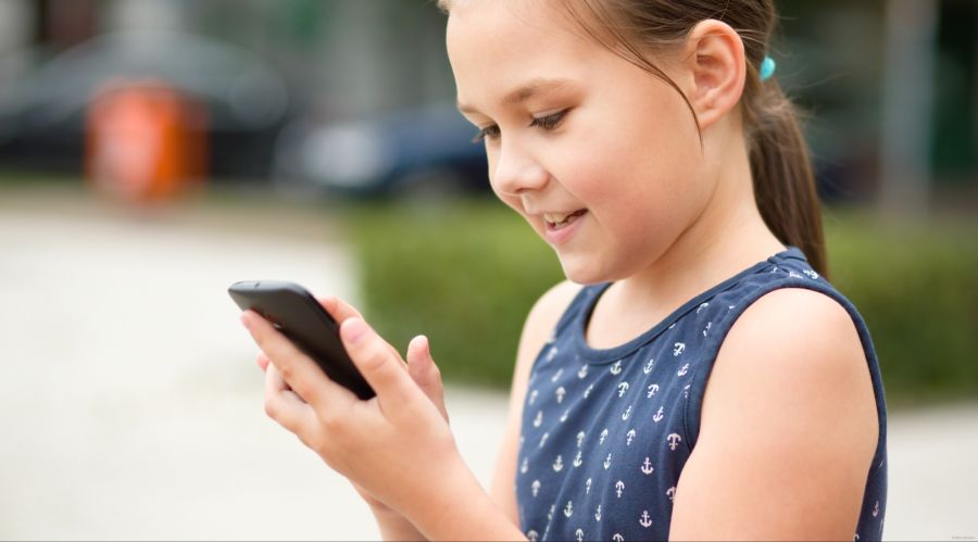 Kind mit Handy