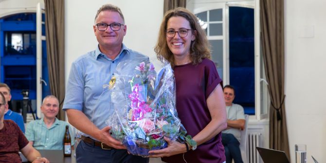 Mann Frau Blumenbouqet Versammlung