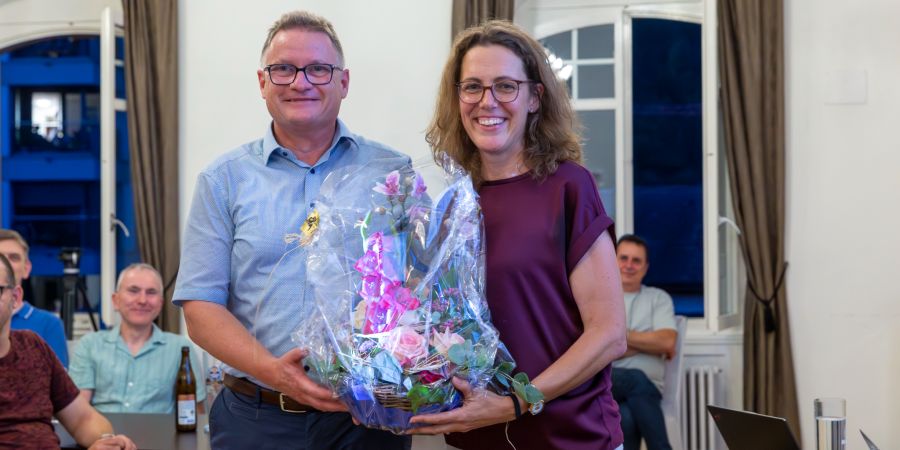 Mann Frau Blumenbouqet Versammlung