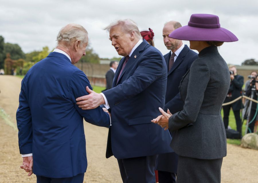 King Charles und Trump schütteln sich die Hände.