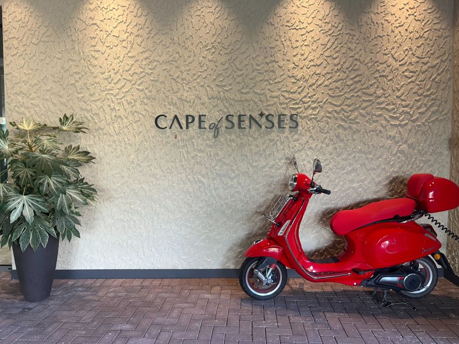 Rote Elektrovespa, Cape of Senses