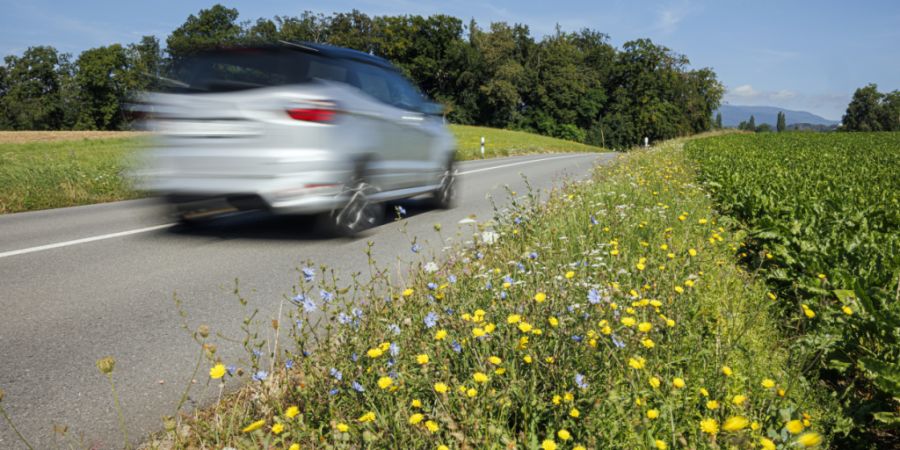 Bei der mobilen Verkehrskontrolle auf der Autobahn A2 bemerkten die Beamten, dass der Fahrer noch rund 17 Monate ins Gefängnis muss. (Symbolbild)