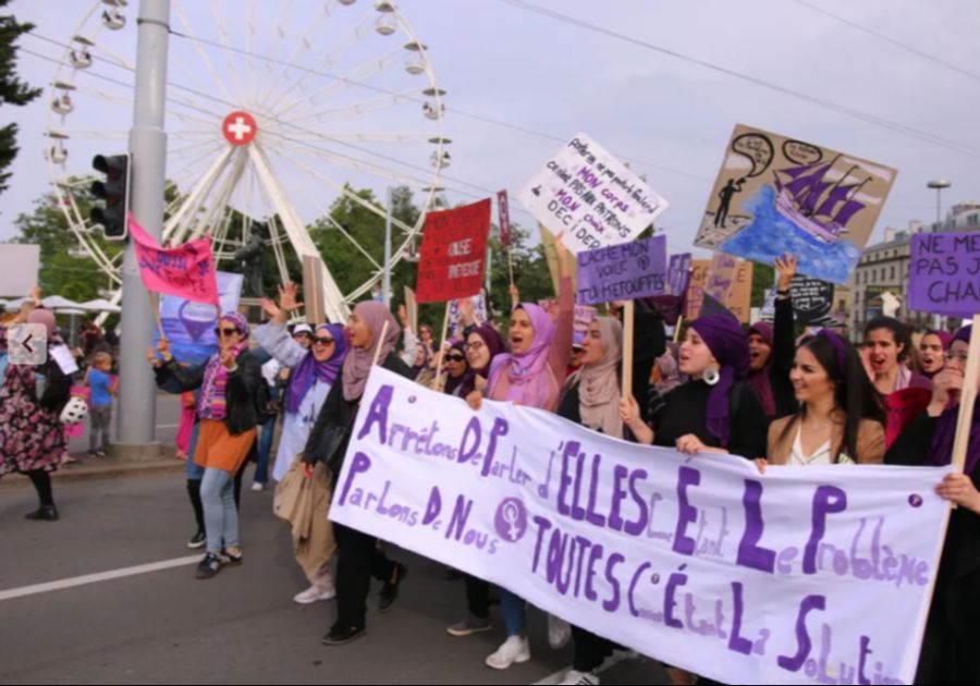 Gleichzeitig gibt es aber auch Frauen, die das Tragen des Kopftuchs als Akt von Selbstbestimmung und Feminismus sehen. Abgebildet: Die feministische Westschweizer Protestgruppe Foulards Violets.