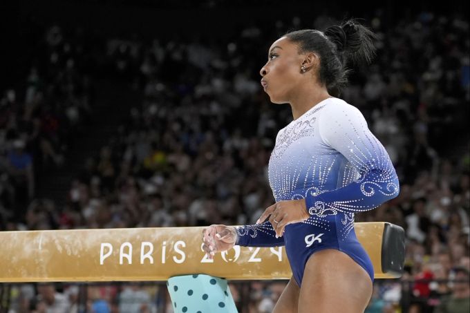 Simone Biles reagiert nach ihrem Sturz vom Schwebebalken an Olympia 2024. Simone Biles