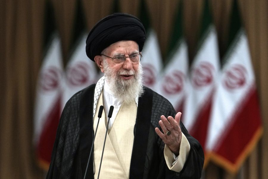 Die iranische Führung um Ali Khamenei hat Vergeltung angekündigt, diese könnte aber auch nur symbolisch ausfallen.