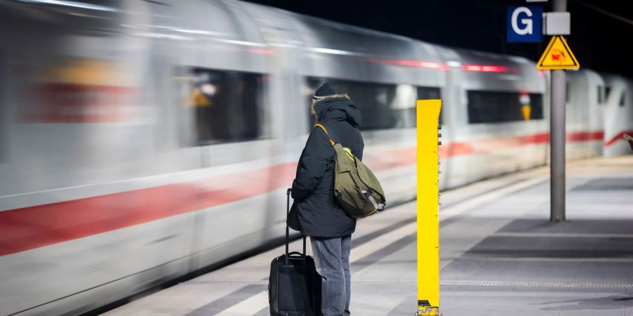 Fahrgäste mussten im ersten Halbjahr besonders lange auf den Zug warten (Archivfoto).