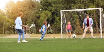 Familie spielt Fussball