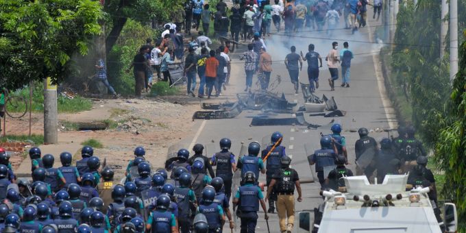 Zu Zusammenstössen und Gewalt kam es in mehreren Teilen des Landes. Bangladesch Studentenproteste Polizei Strassenbarrikade