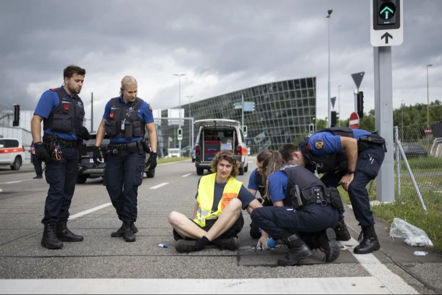 Klima-Aktivisten – darunter auch Max Voegtli (Bild) – klebten sich am Mittwochmorgen auf die Hauptstrasse vor dem Flughafen Zürich.